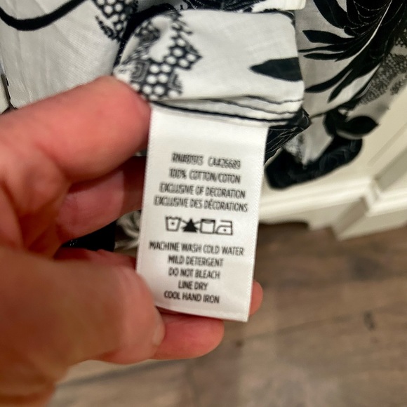 ROBERT GRAHAM Woman’s “Carrie” Floral Shirt - MSRP $258 - Picture 7 of 8